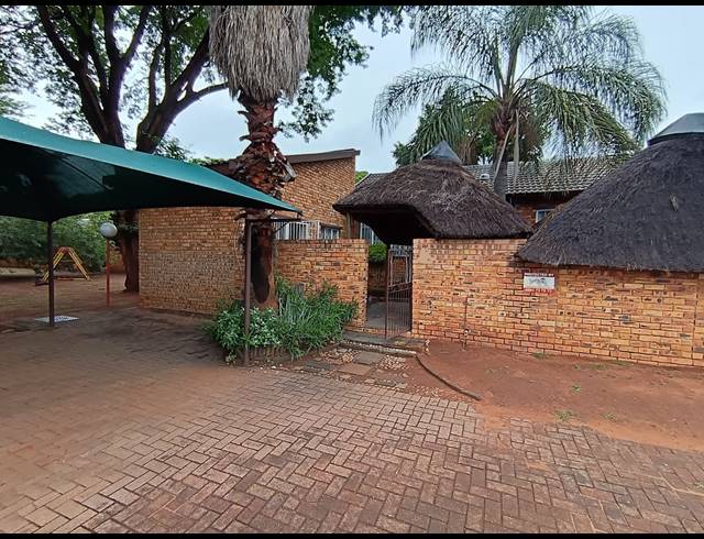 2 BEDROOM TOWNHOUSE FOR SALE IN SAFARI GARDENS